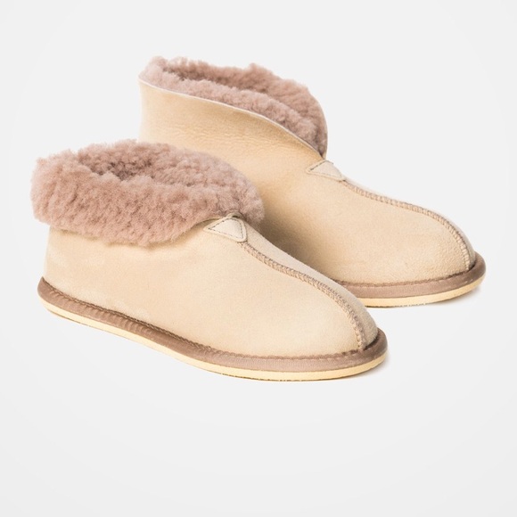 NWOT Celtic & Co. British Shearling Bootee Slippers - Picture 2 of 11